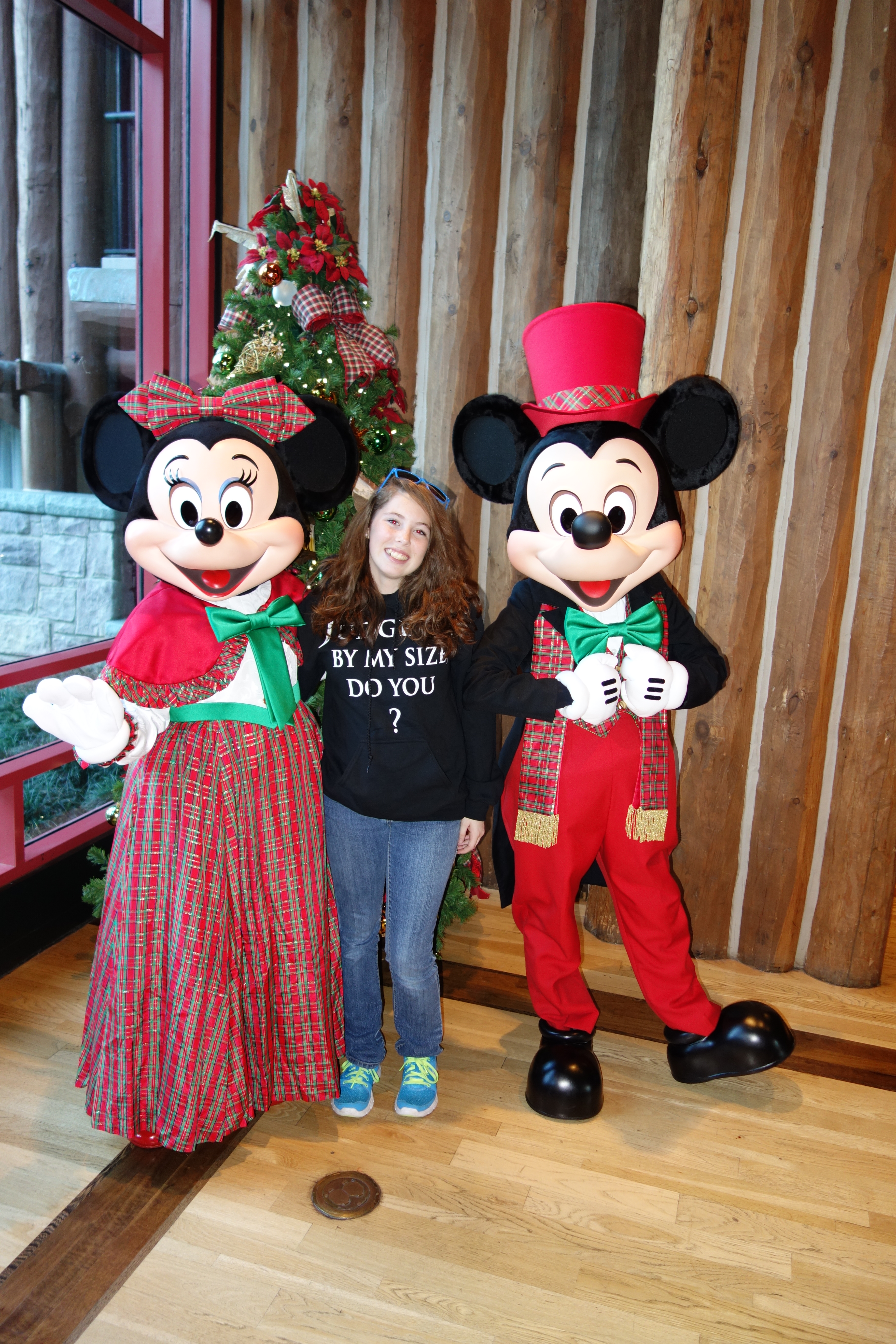 Mickey and Minnie Dec2012 xmas Wild Lodge (5)