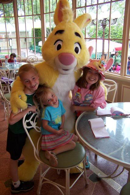 Rabbit at Disneyland Minnie and Friends breakfast 007