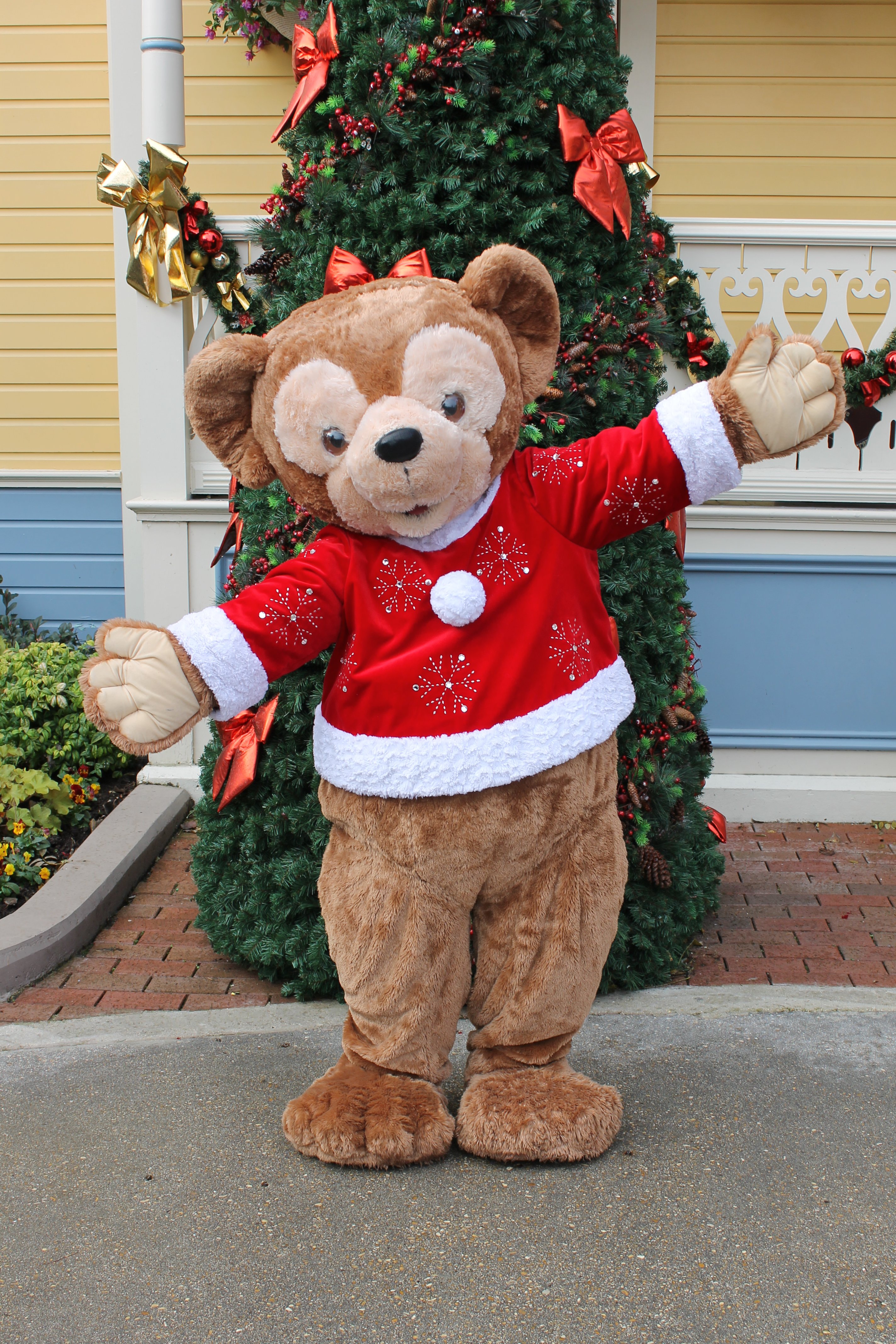 During the Christmas Season Duffy can be found on Main Street USA wearing his Christmas outfit. This was the version in 2012.