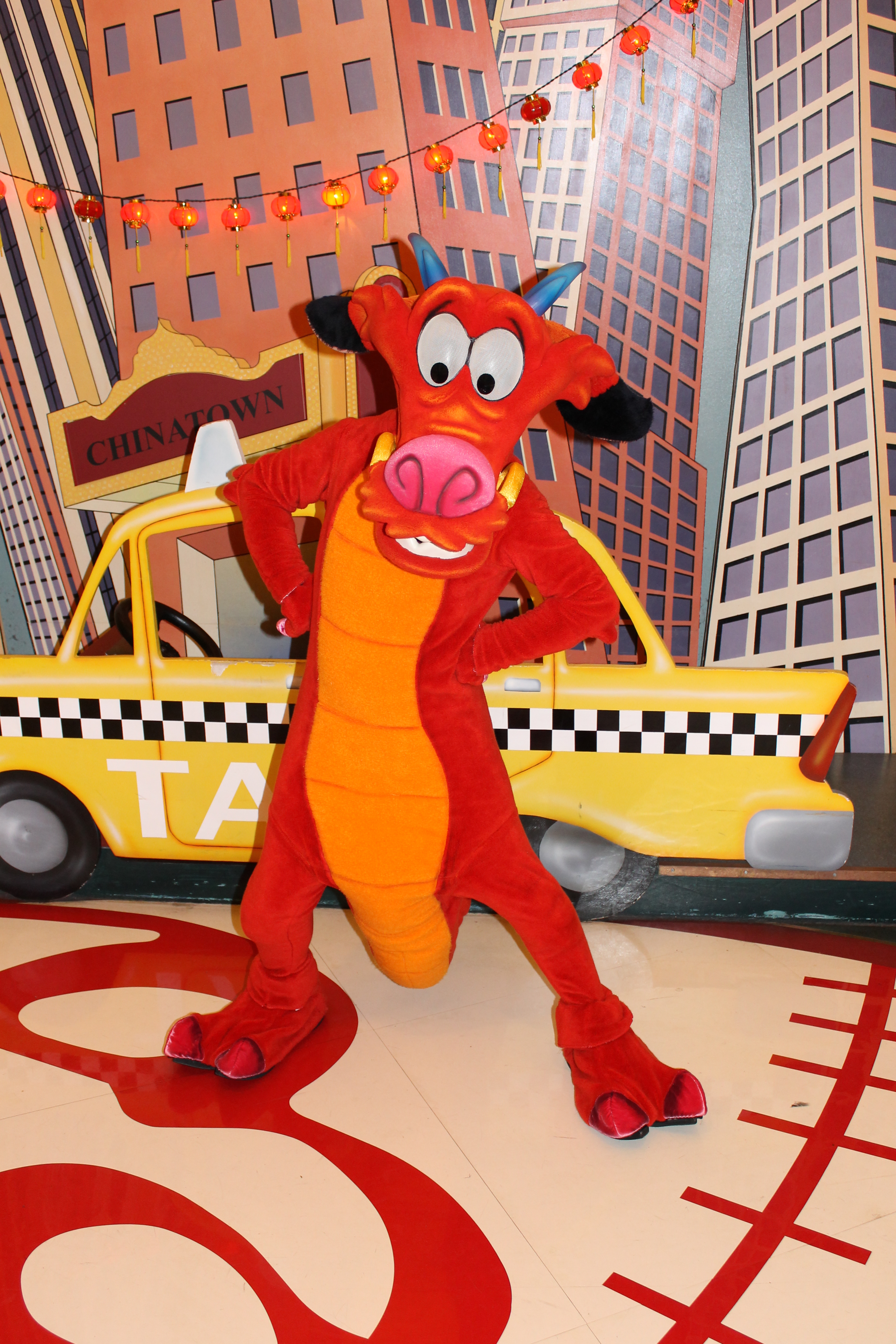Mushu can be found in the Stars'n'Cars Parade at the Walt Disney Studios almost every day. In this photo he was making an appereance at Hotel New York for the Chinese New Year.