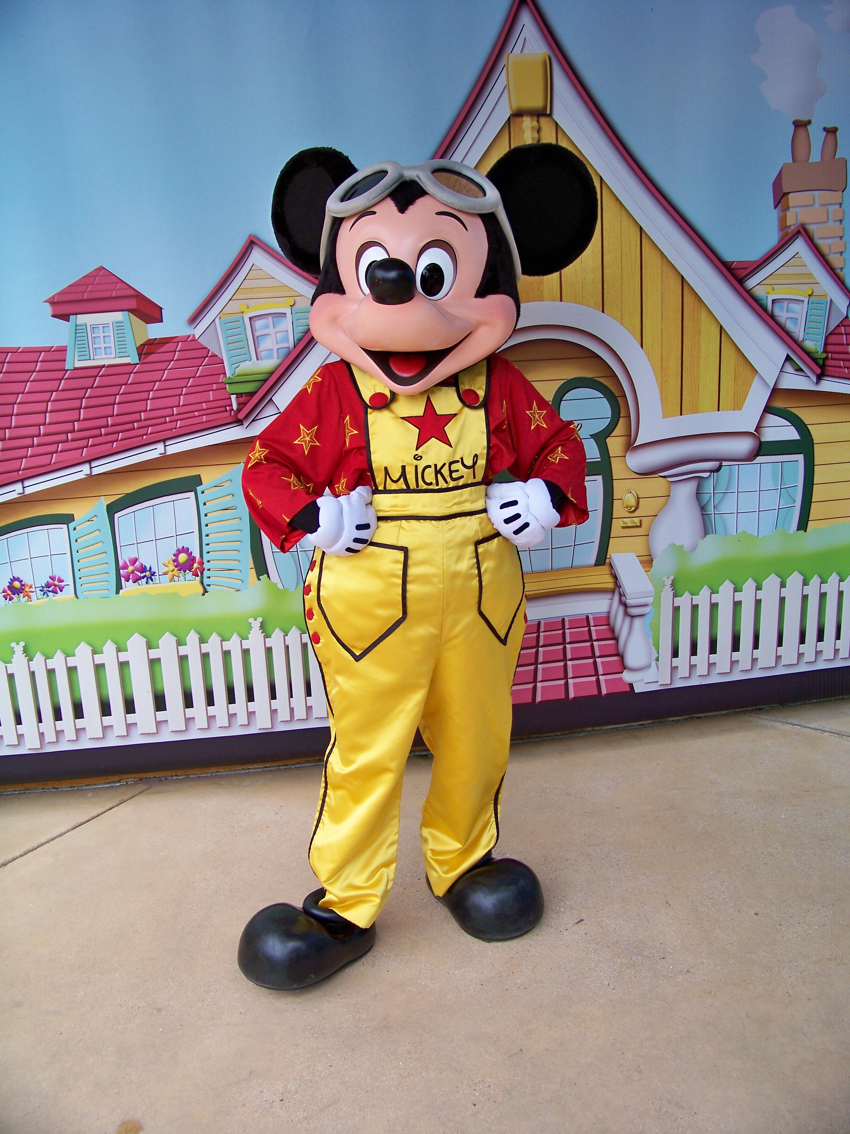 Mickey wearing a filmstar outfit at the Walt Disney Studios. sadly this outfit isn't being used anymore.