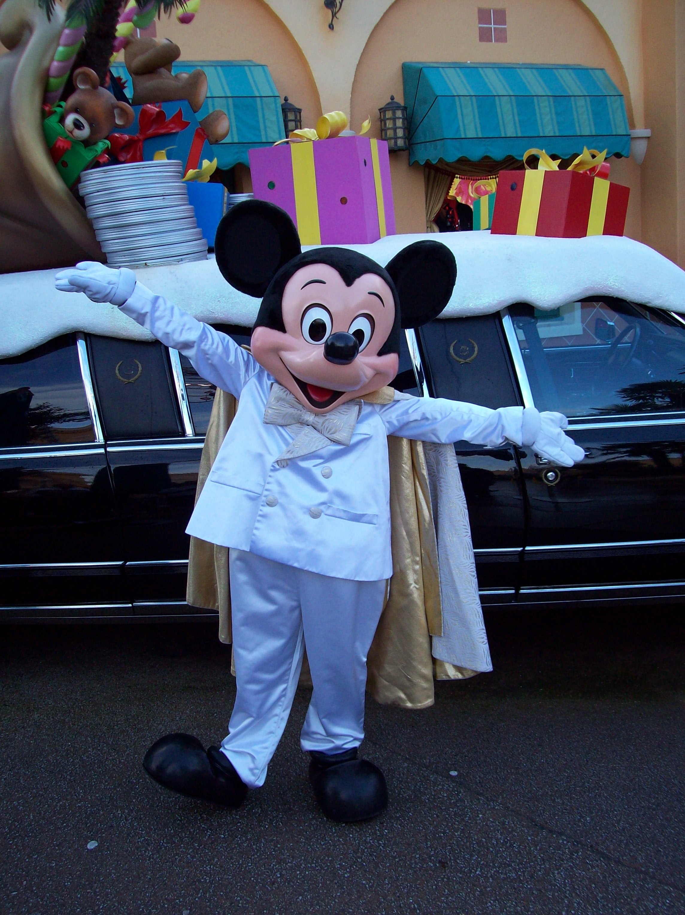 Mickey in his stunning Christmas outfit at the Walt Disney Studios in 2008.