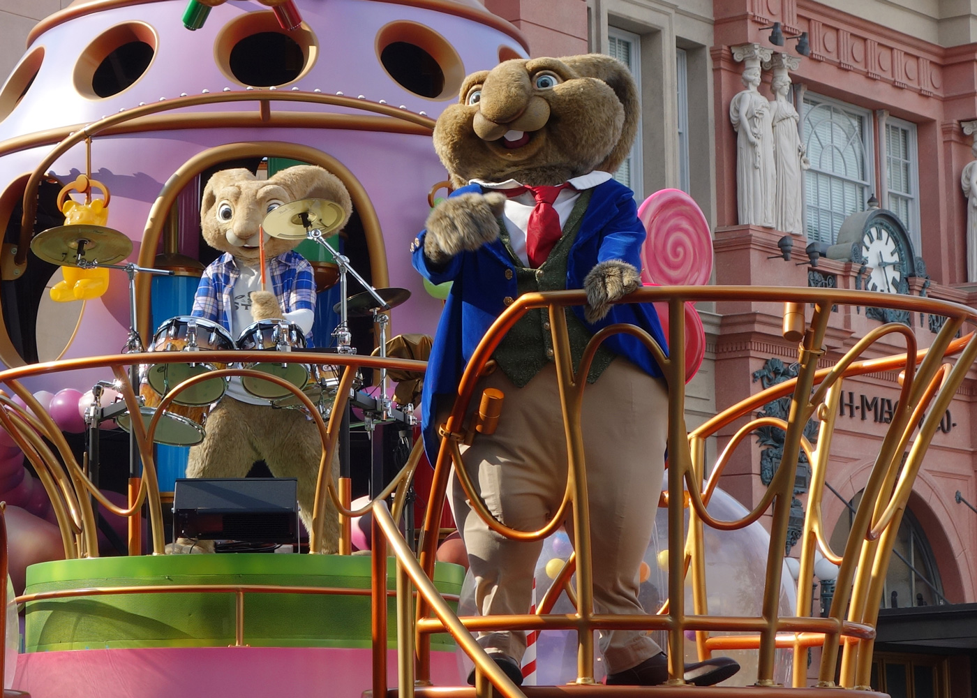 Mr Bunny and E.B. Universal Studios 2012 parade unit