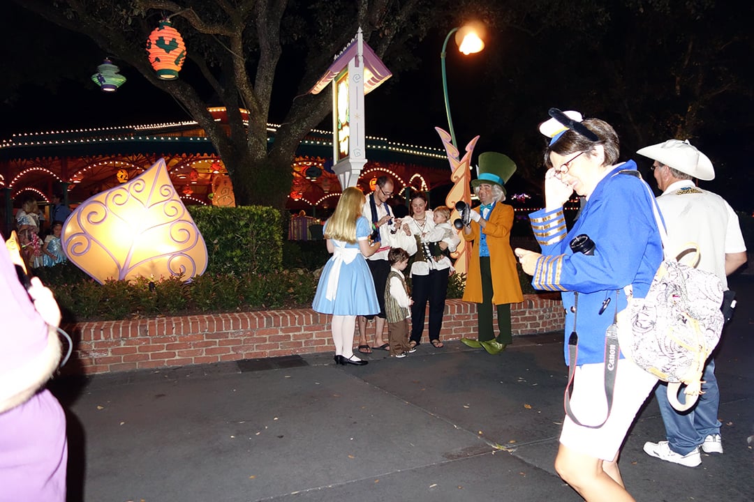 Okay, so the Cast Members didn't have a CLUE where Alice and Hatter would be or when they would meet.  I had to circle back and forth several times to find them.  They don't meet during the parades.