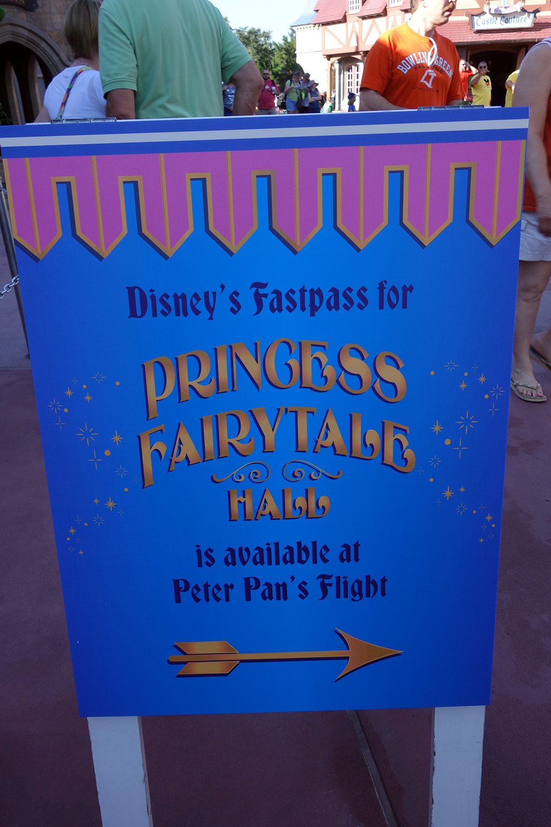 There's a sign right in front of Fairytale Hall directing you to the Fastpass location. It uses TWO of the Peter Pan's Flight Fastpass machines.