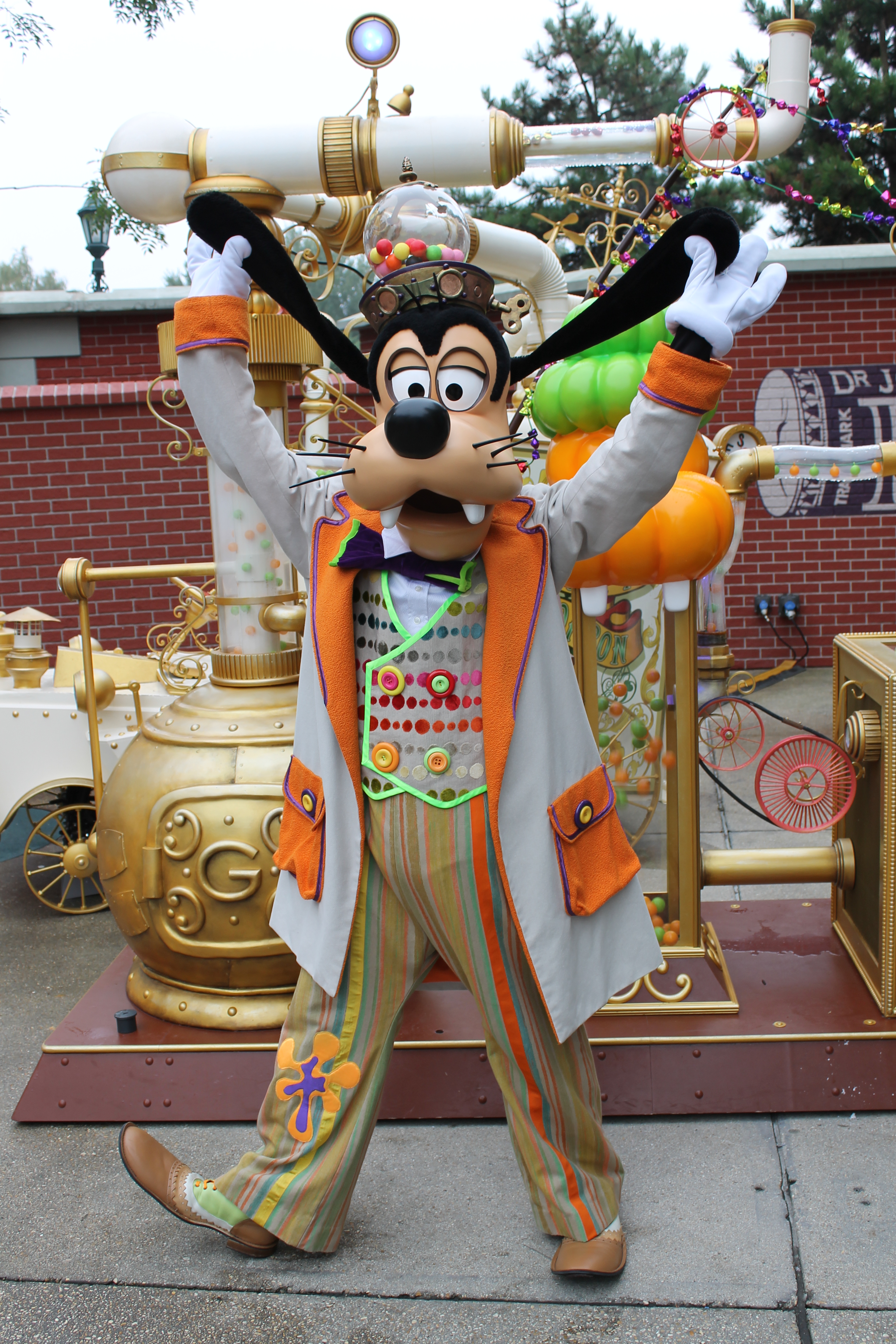 Goofy wearing his brand new Candy outfit. Goofy received this outfit in 2012 when he received a new meet'n'greet location featuring his candy making machine. In 2013 Goofy continued to meet guests at this location.