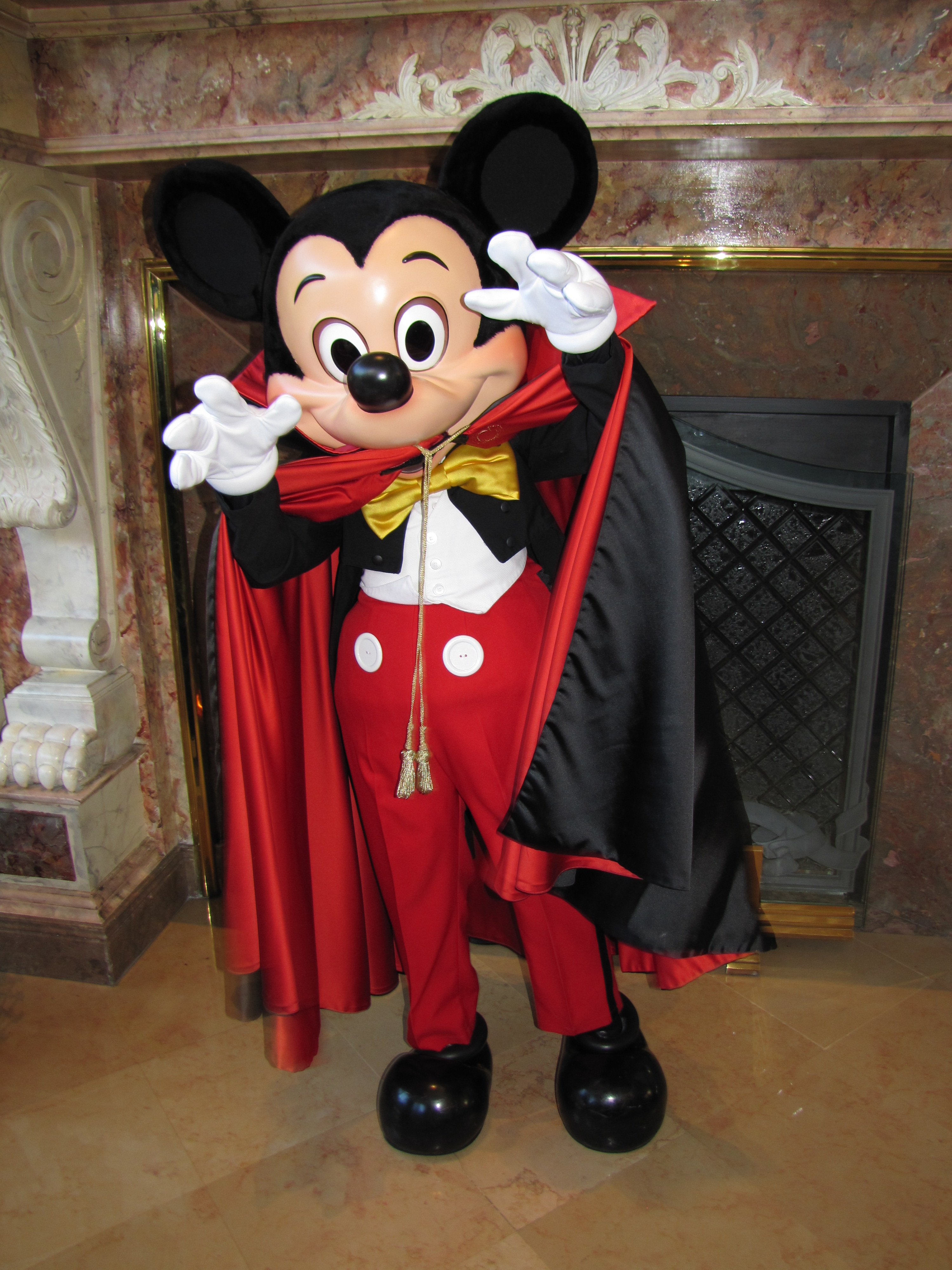 Before Mickey received his purple Halloween outfit he wore this Dracula outfit, nowadays you can only meet him in this outfit at the Resort Hotels if you are lucky.