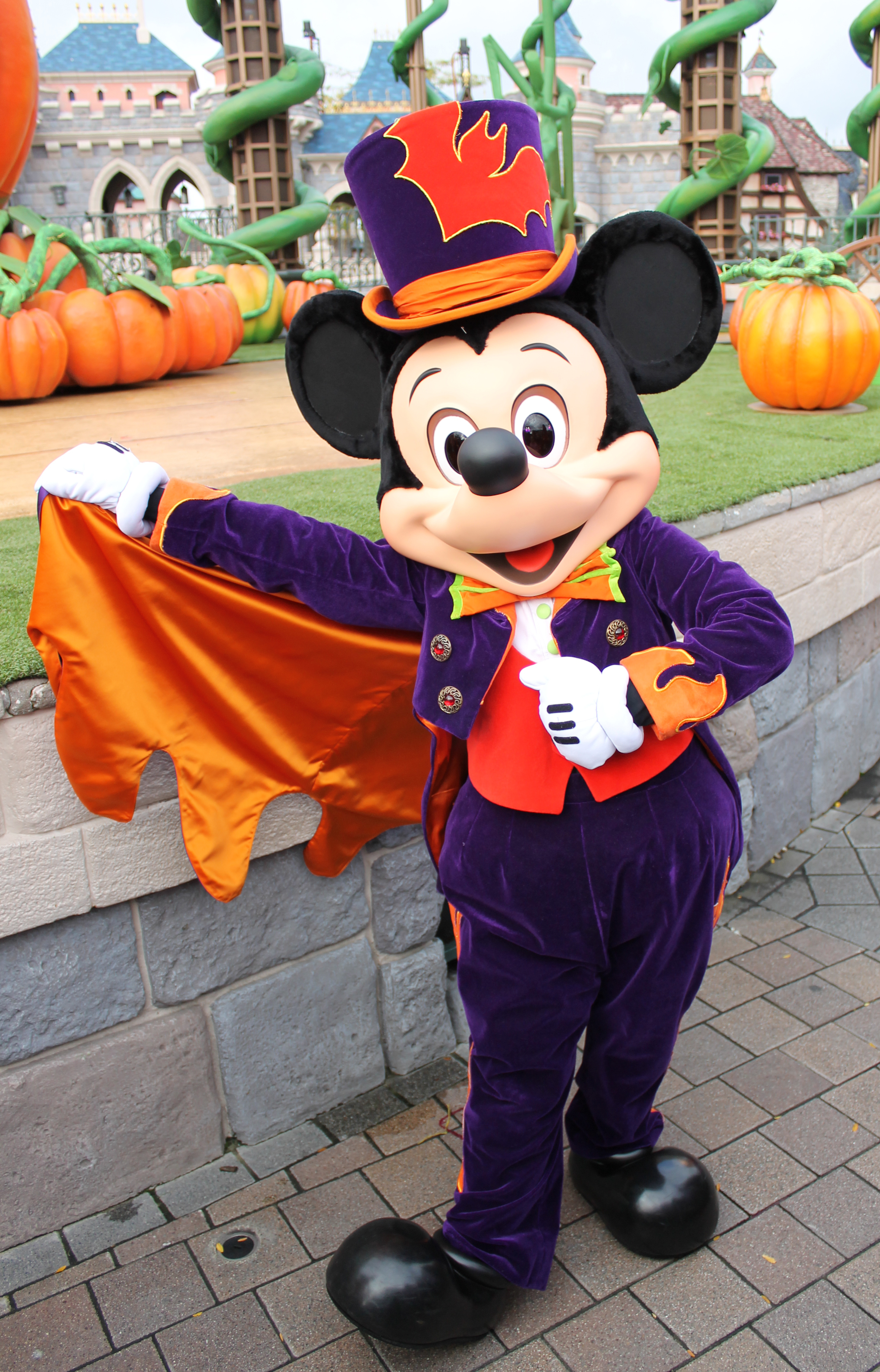 Mickey wore this outfit at the Halloween Show during Halloween Season 2011 & 2012 and the 2012 Halloween Party.