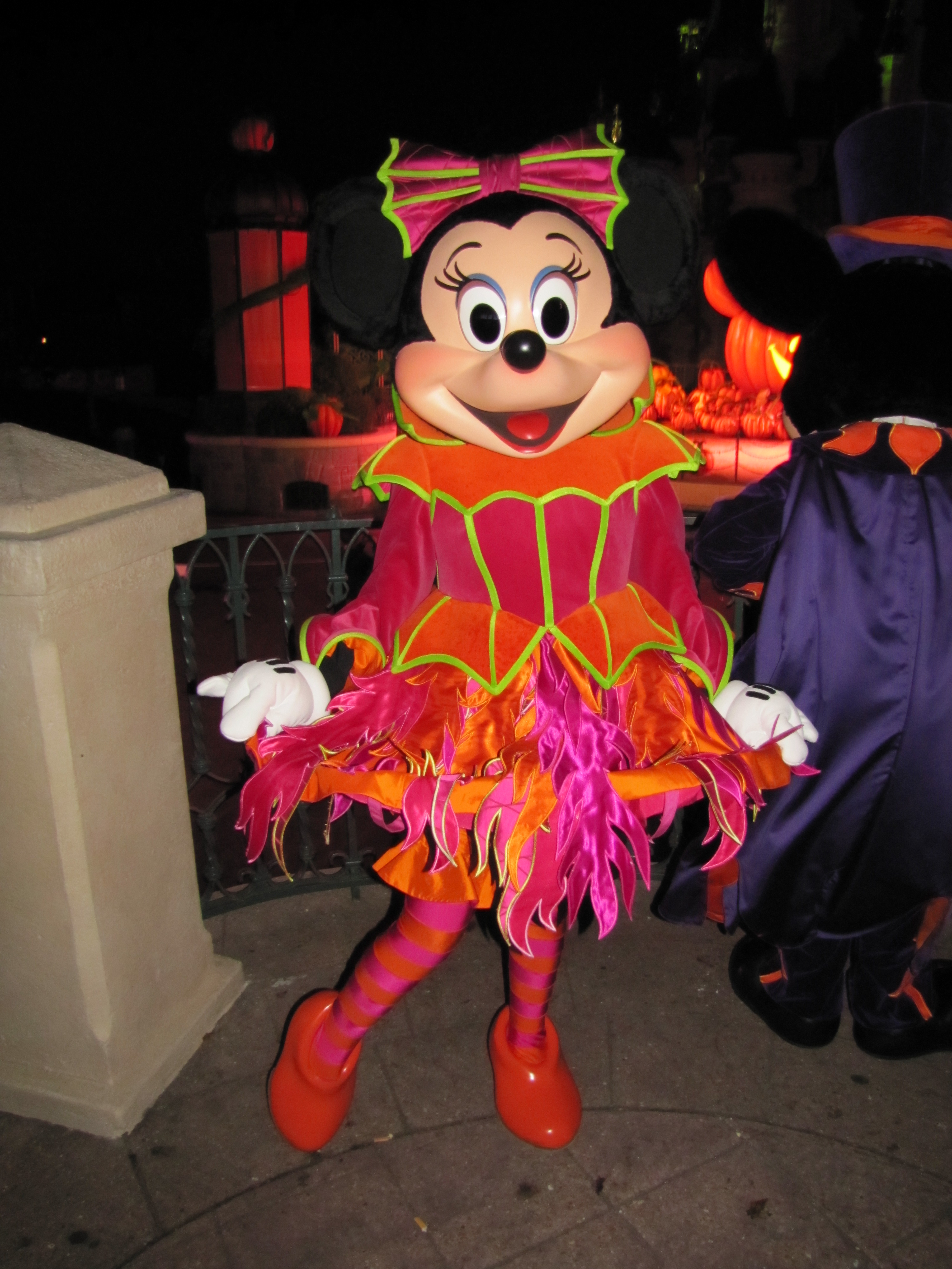 Minnie wore this outfit at the Halloween Show during Halloween Season 2011 & 2012 and the 2012 Halloween Party.