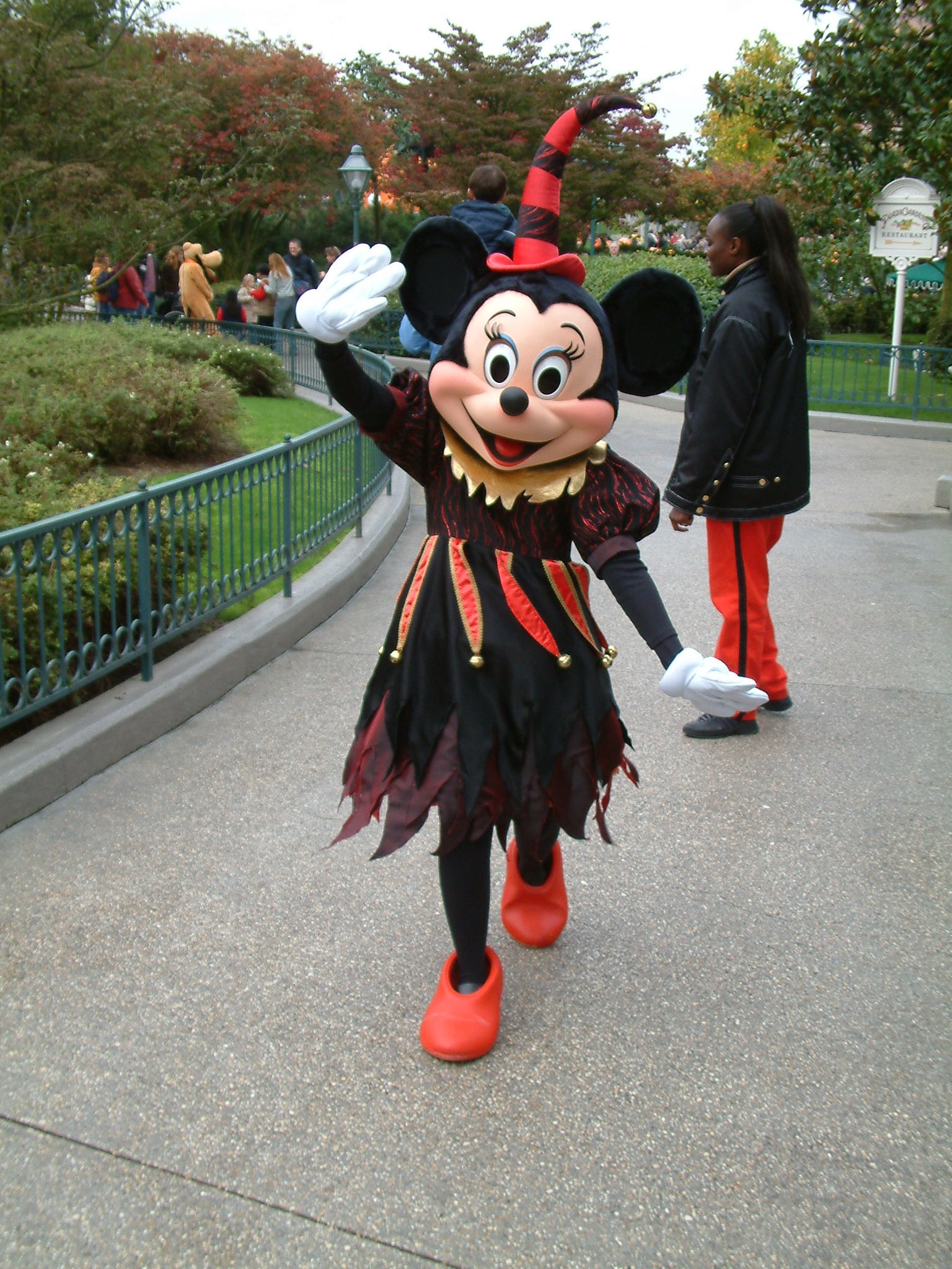 Before any other Halloween outfit, Minnie was wearing this witch outfit for Halloween. Nowadays you can only meet her in this outfit at the Resort Hotels, but it still is rare.