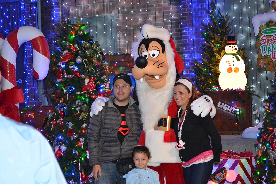 Walt Disney World, Hollywood Studios, Osborne Family Spectacle of Dancing Lights, Christmas Lights, Santa Goofy