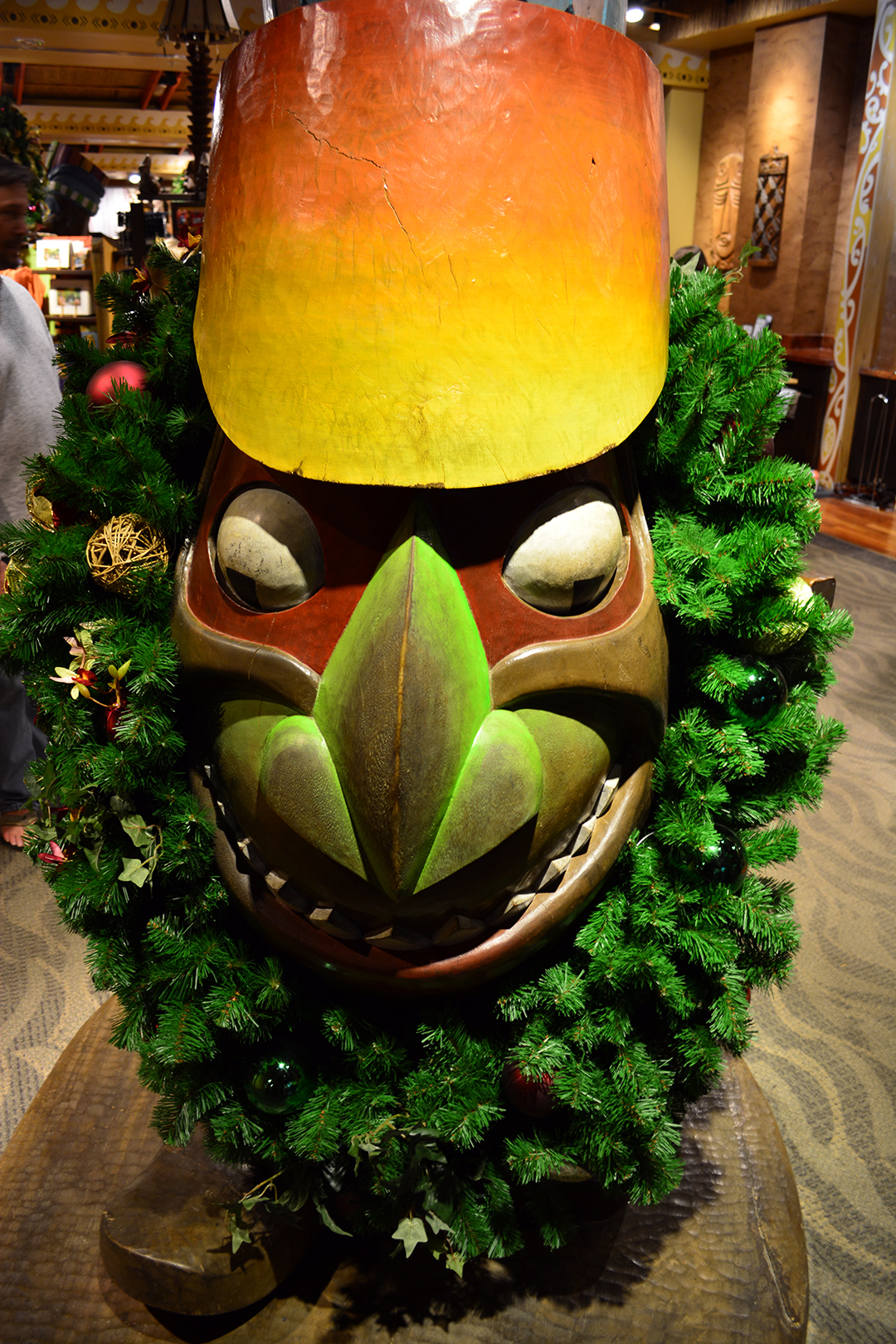 Polynesian Resort Christmas Characters and Christmas Decor (23)
