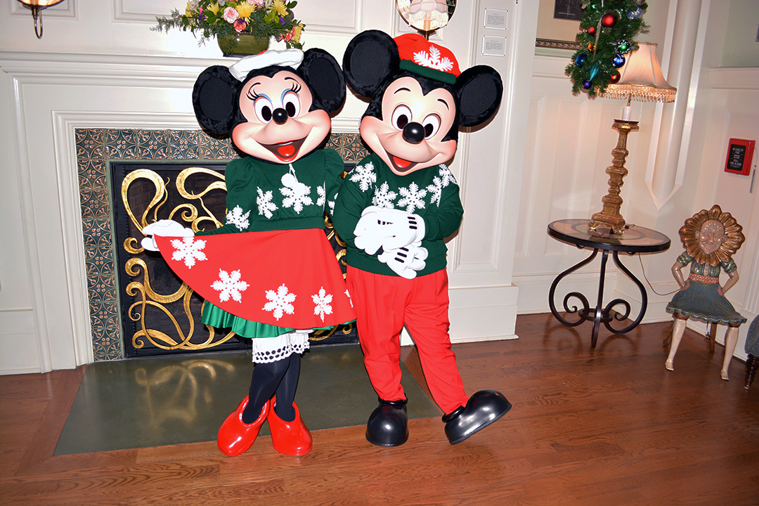 Walt-Disney-World-Boardwalk-Resort-Chrismas-Characters-Mickey-and-Minnie-and-Christmas-Decor-(2)