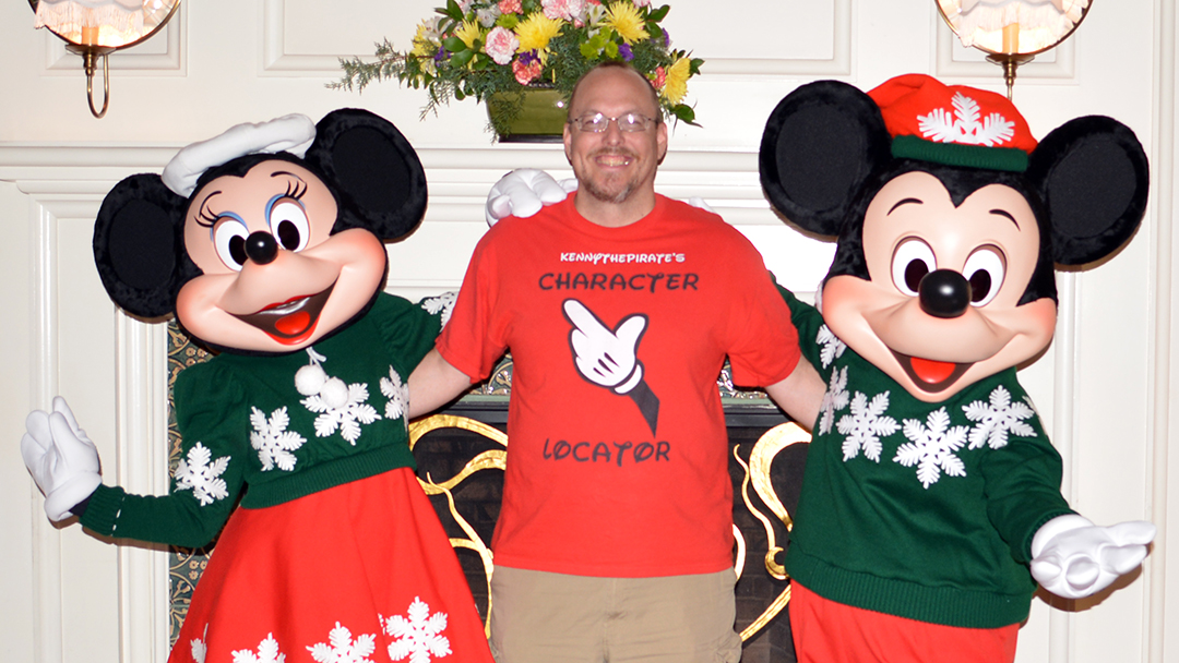 Walt Disney World Boardwalk Resort Chrismas Characters Mickey and Minnie and Christmas Decor (3)