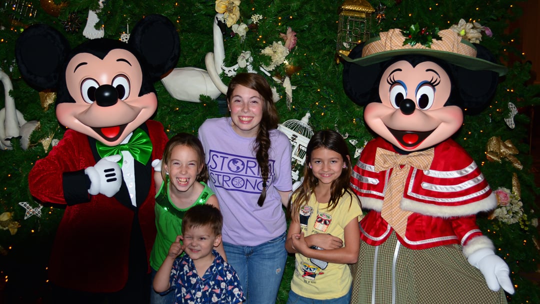 Walt-Disney-World-Grand-Floridian-Christmas-decor-Christmas-Characters-Mickey-and-Minnie-(45)