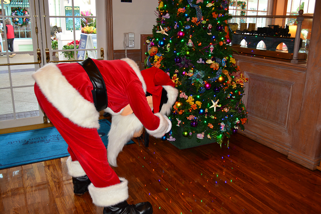 Walt Disney World Old Key West Resort Christmas Characters Santa Goofy