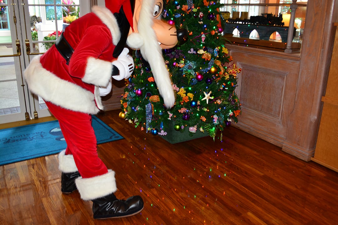 Walt Disney World Old Key West Resort Christmas Characters Santa Goofy Christmas Decor (3)