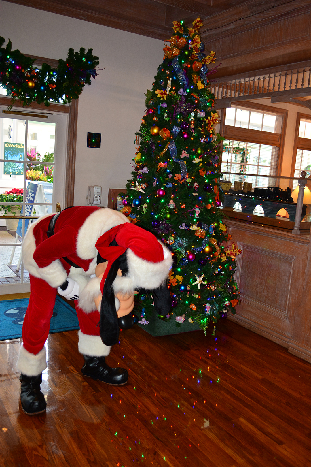 Walt Disney World Old Key West Resort Christmas Characters Santa Goofy Christmas Decor (4)
