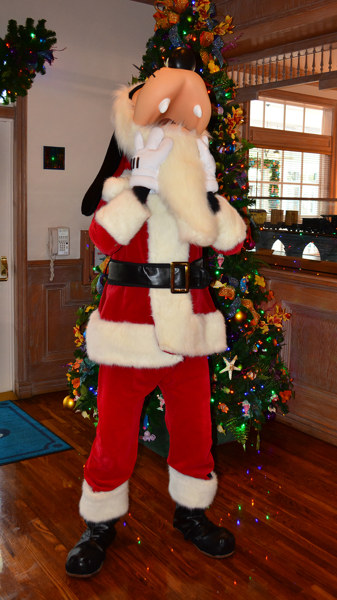 Walt Disney World Old Key West Resort Christmas Characters Santa Goofy Christmas Decor (7)