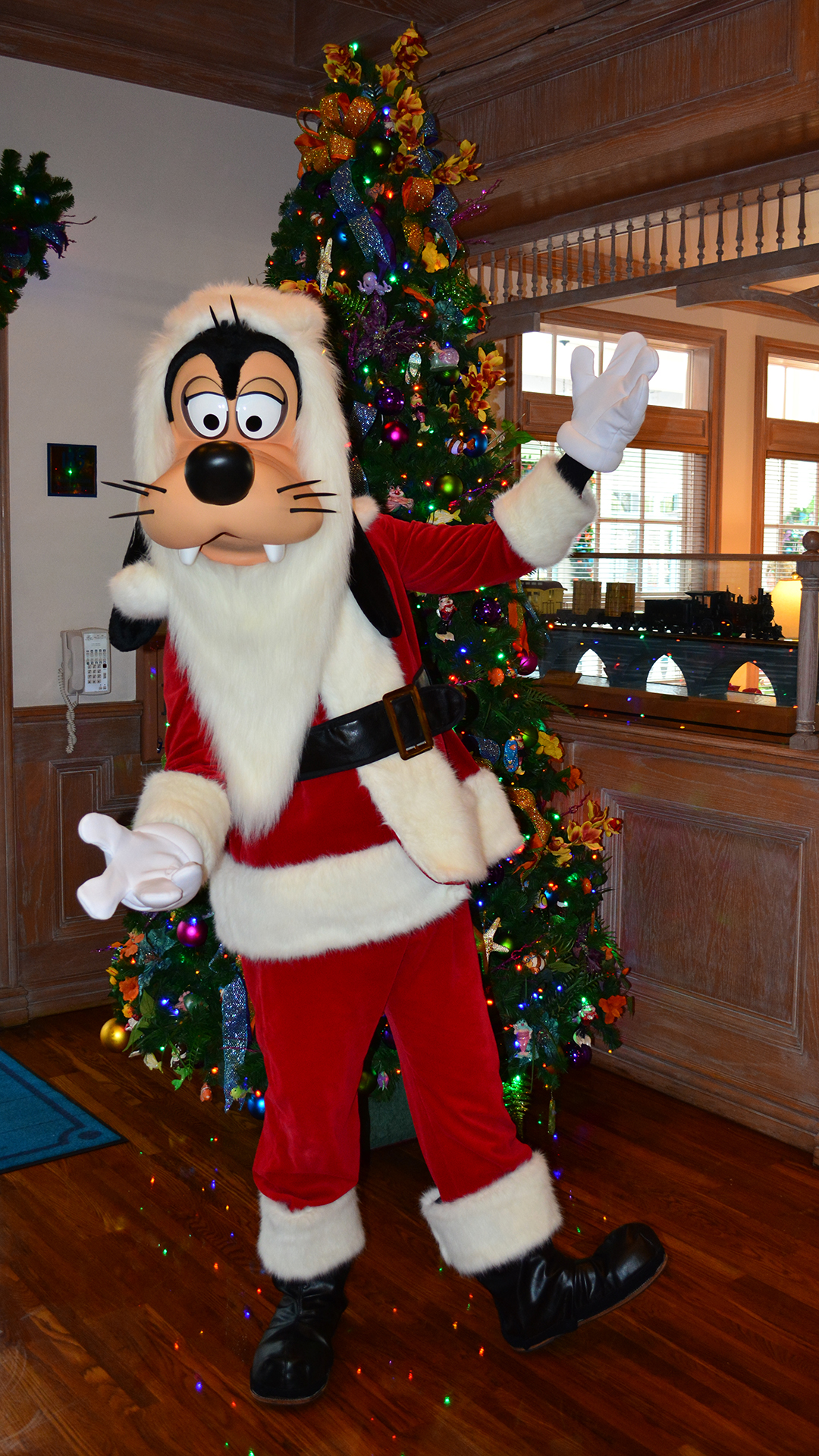 Walt Disney World Old Key West Resort Christmas Characters Santa Goofy Christmas Decor (8)
