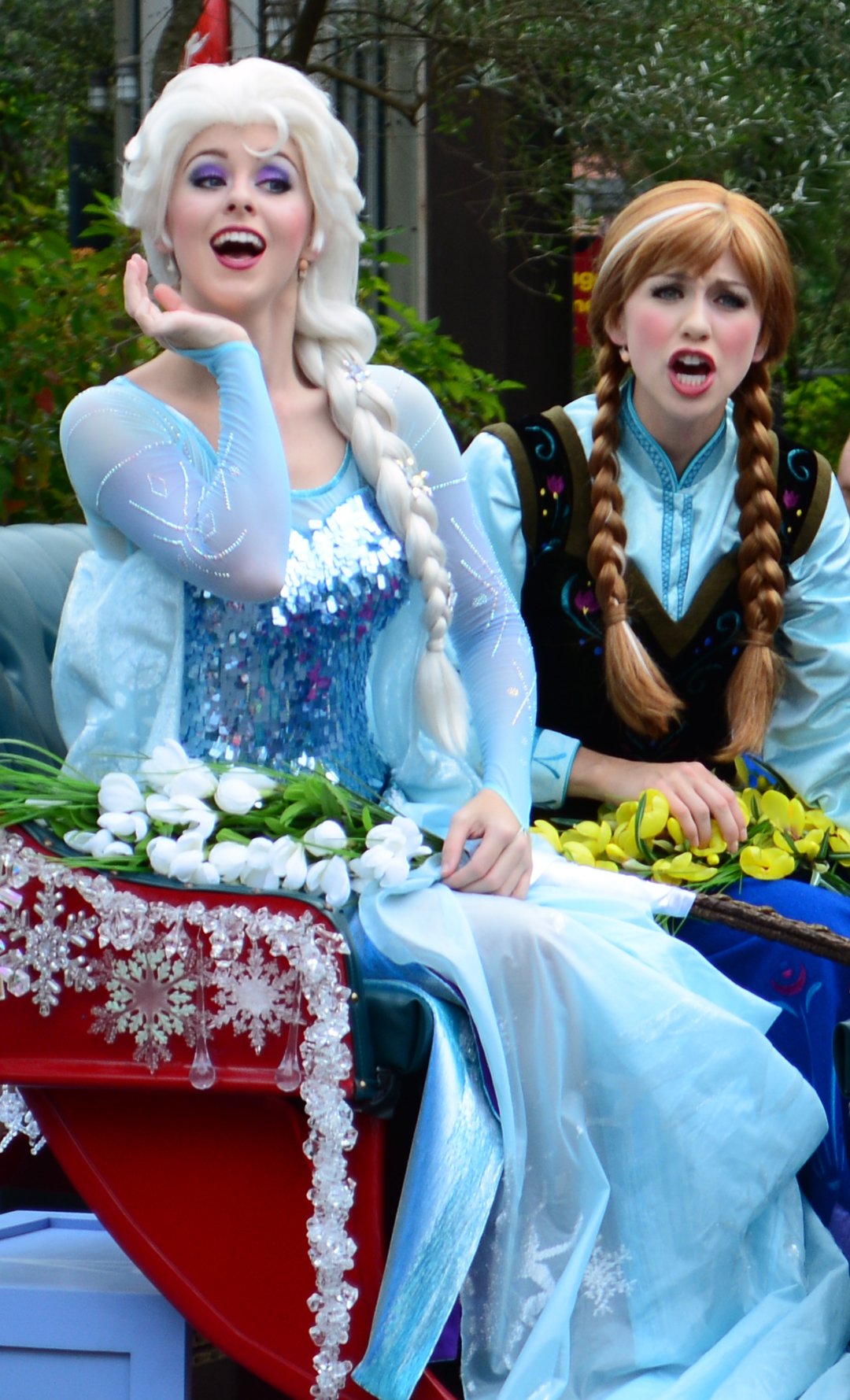 Frozen Summer of Fun Live Parade featuring Anna Elsa and Kristoff
