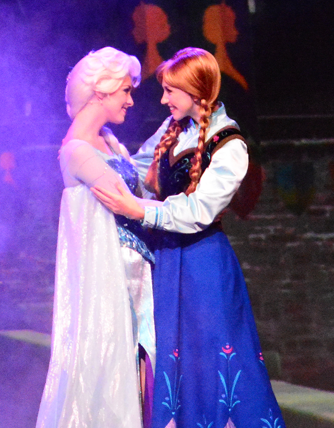 Frozen Summer of Fun Live Sing-a-Long featuring Anna Elsa and Kristoff 