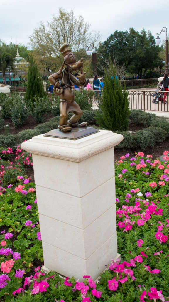 Goofy in Castle Hub at Magic Kingdom Walt Disney World l kennythepirate.com