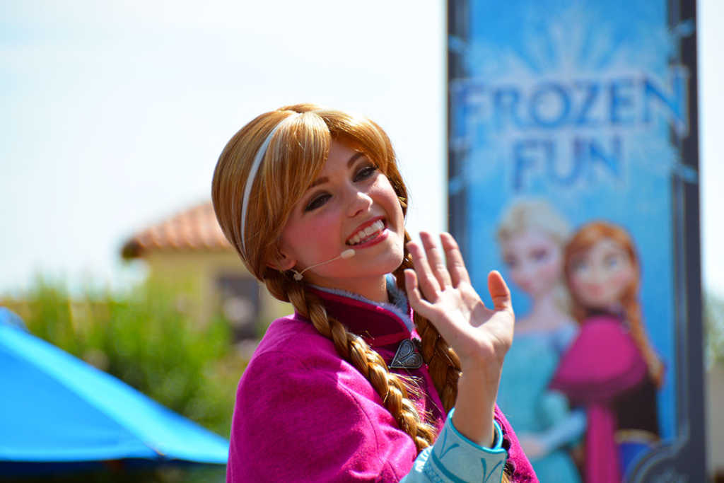 How to experience the Frozen Royal Welcome at Disney's Hollywood Studios #frozenfun #coolestsummerever Anna