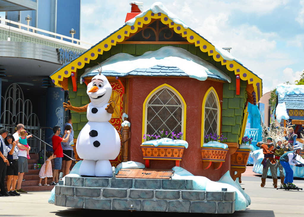 How to experience the Frozen Royal Welcome at Disney's Hollywood Studios #frozenfun #coolestsummerever Olaf