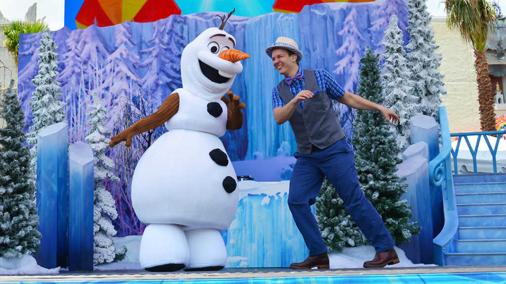 Olaf Summer Cooldown at Disney's Hollywood Studios in Walt Disney World #coolestsummerever #frozenfun
