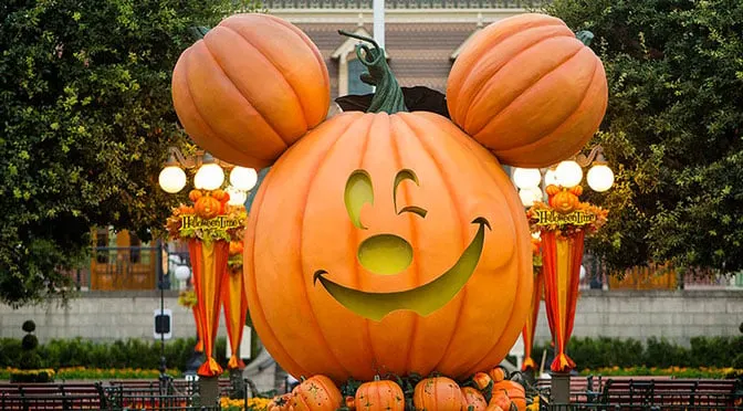 Similarities and differences between Disneyland and Disney World Halloween Parties