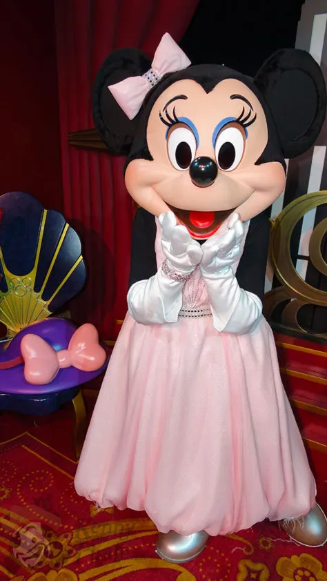 Mickey Mouse and Minnie Mouse in Red Carpet Dreams at Hollywood Studios in Walt Disney World (16)