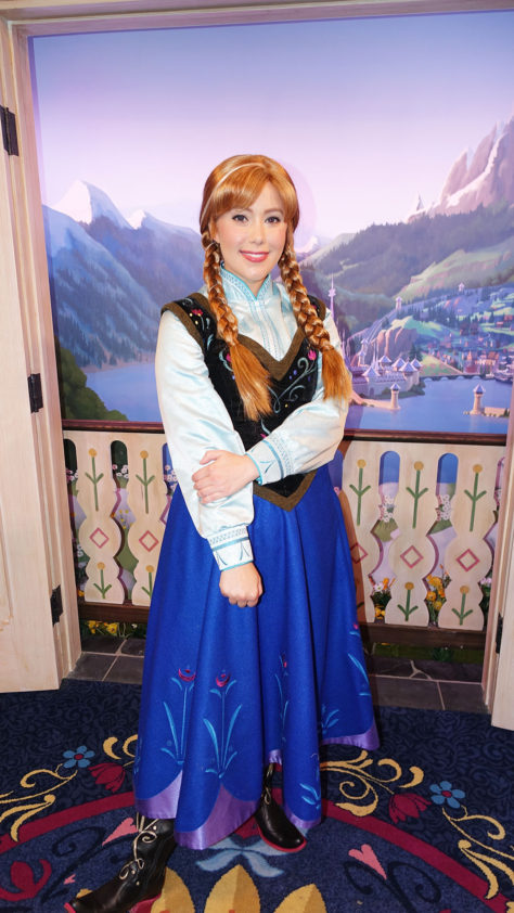 Meet Anna and Elsa at the Royal Summerhus in Epcot (56)