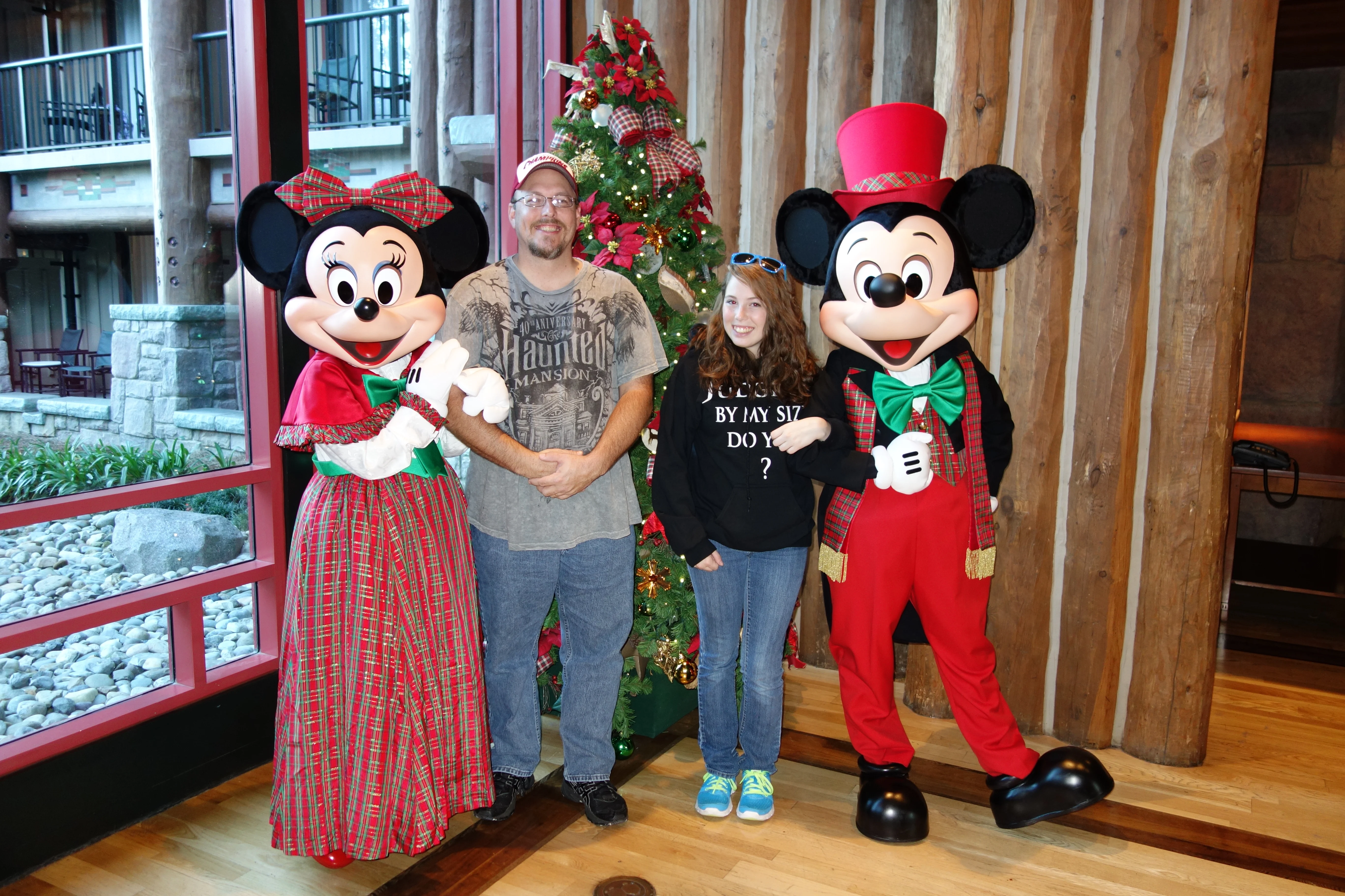 Mickey and Minnie Dec2012 xmas Wild Lodge (1)