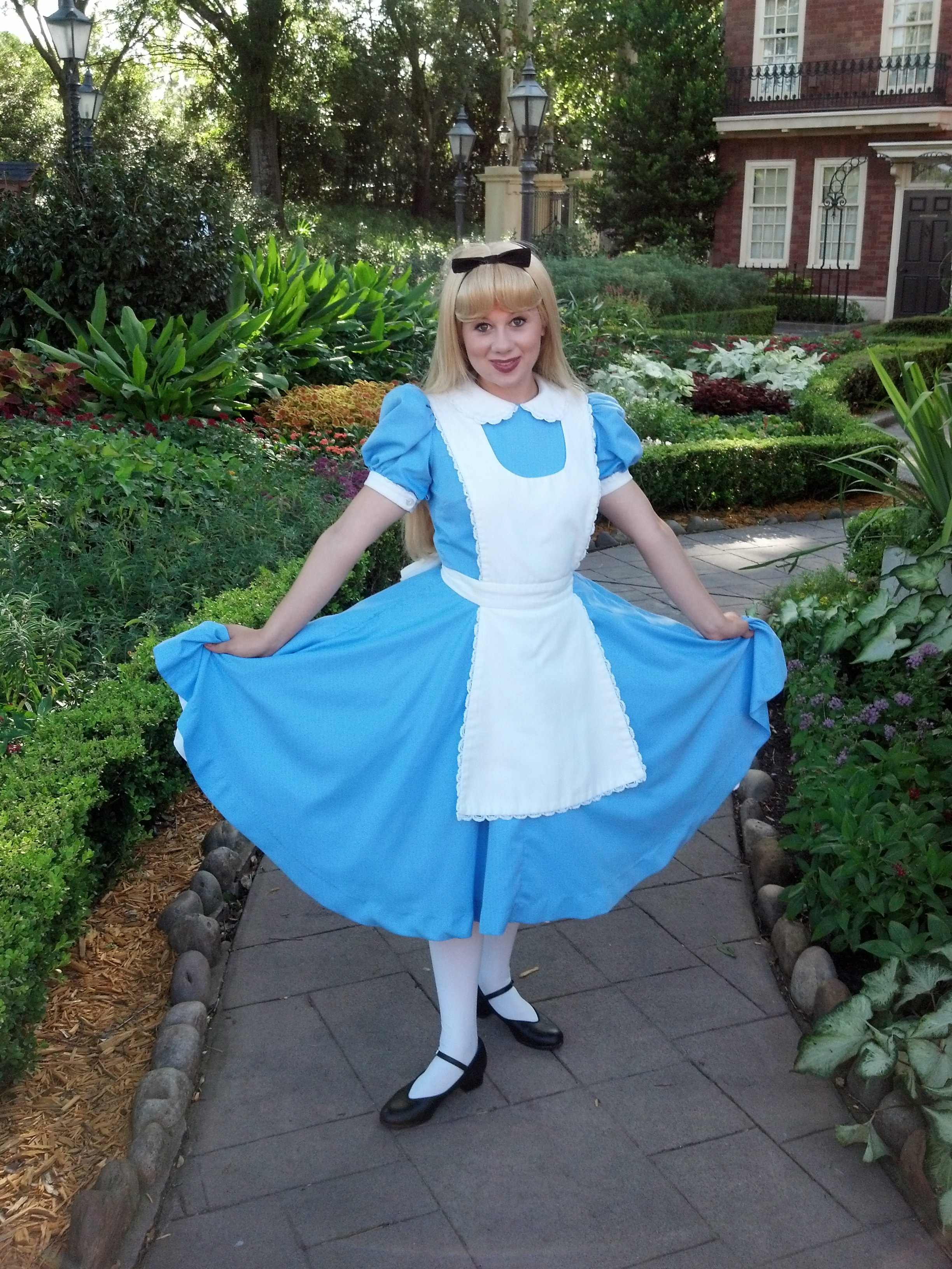 Alice at United Kingdom in Epcot - KennythePirate.com