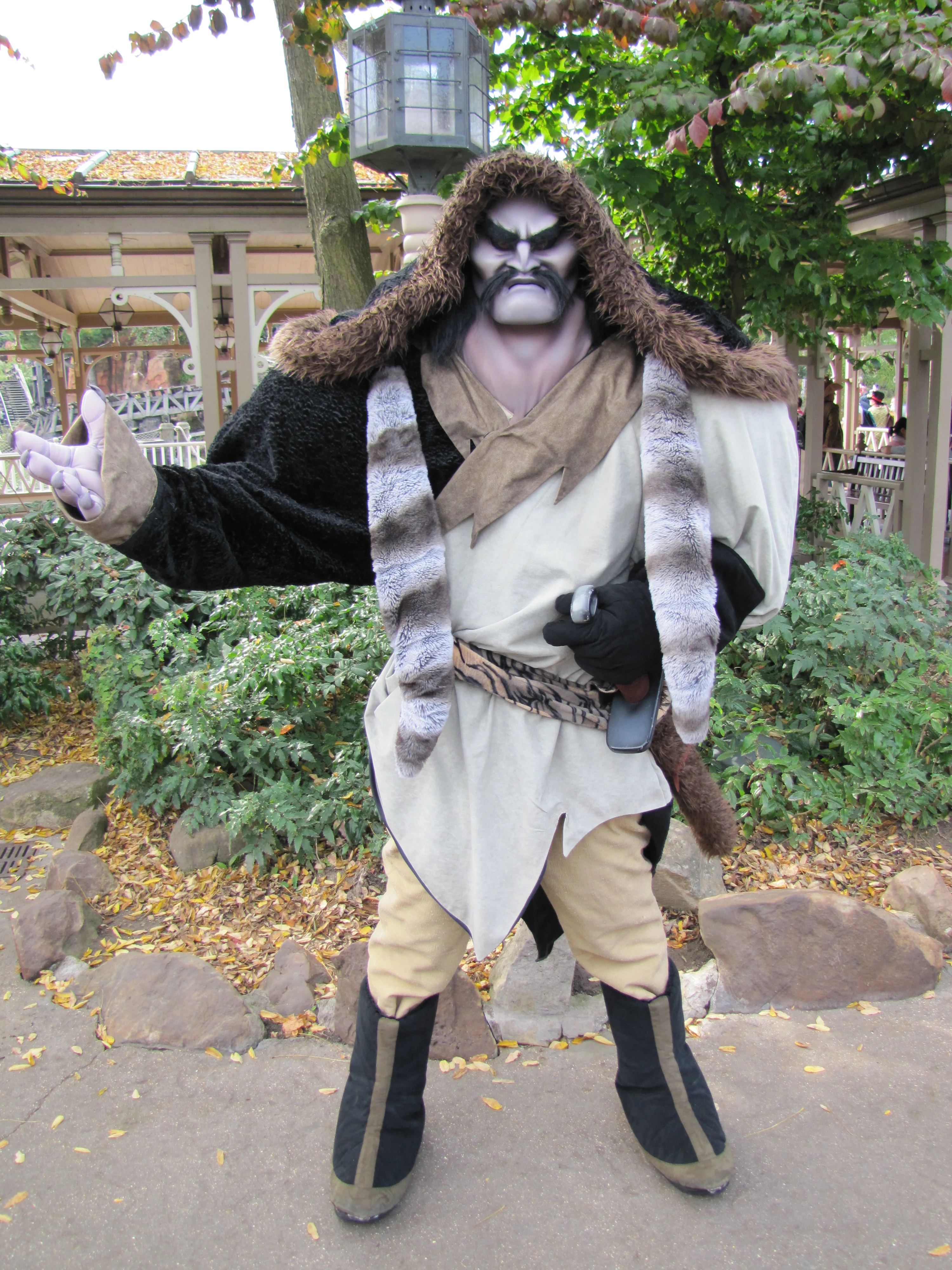 Shan Yu does Meet'n'Greets during the Halloween Season