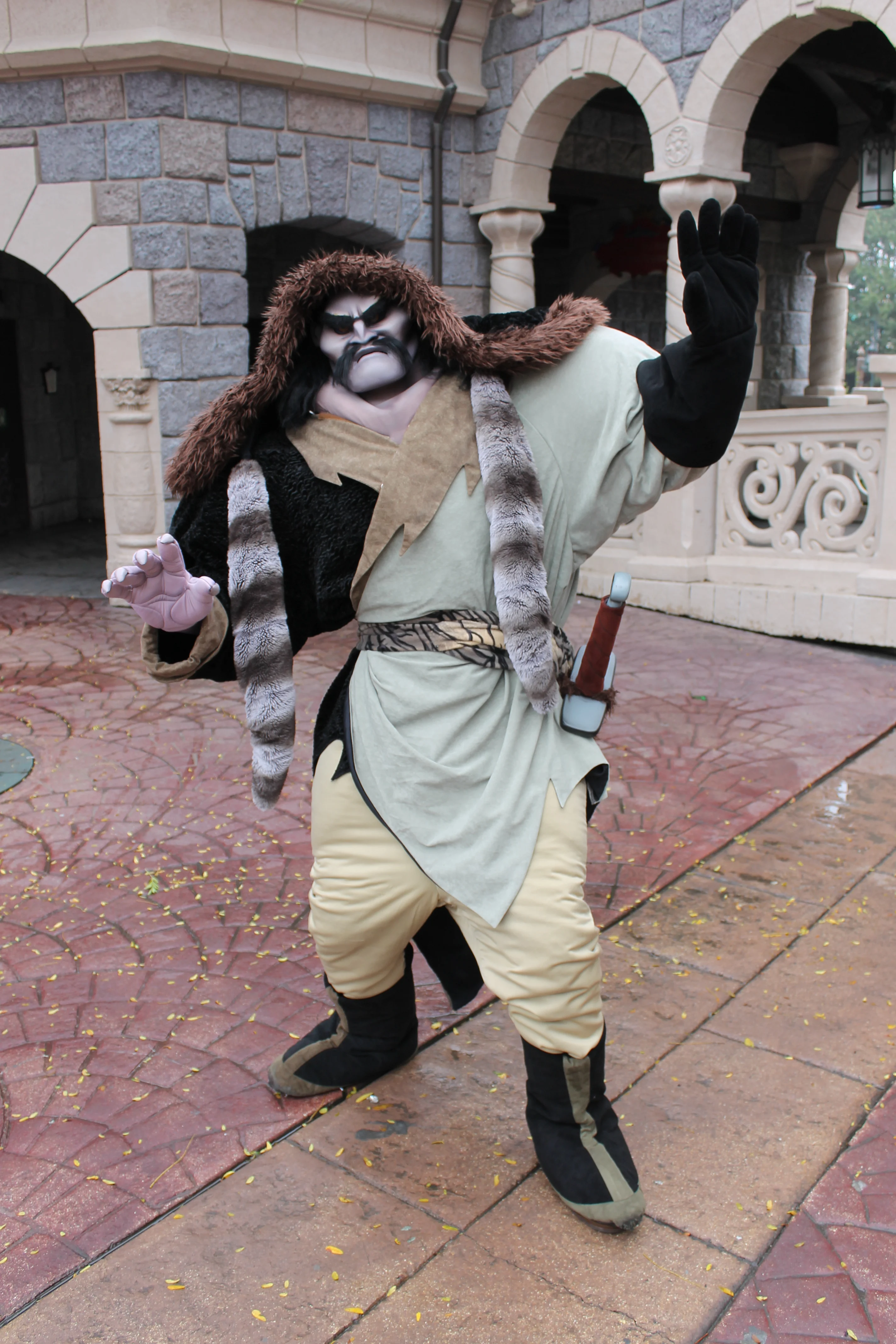Shan Yu does Meet'n'Greets during the Halloween Season