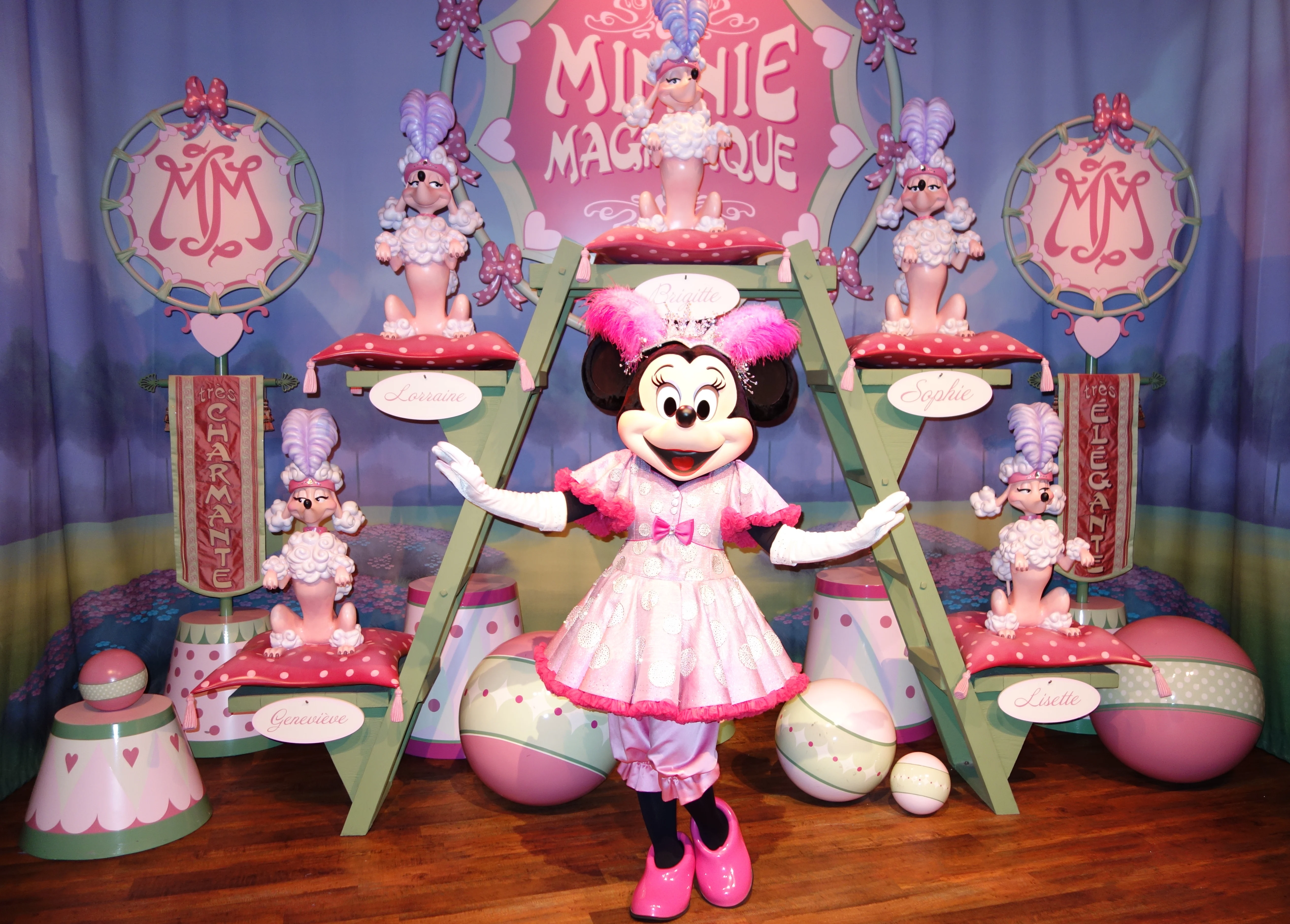 Minnie is looking prim and proper as usual.  She seems a bit lonely being so far away from Mickey.