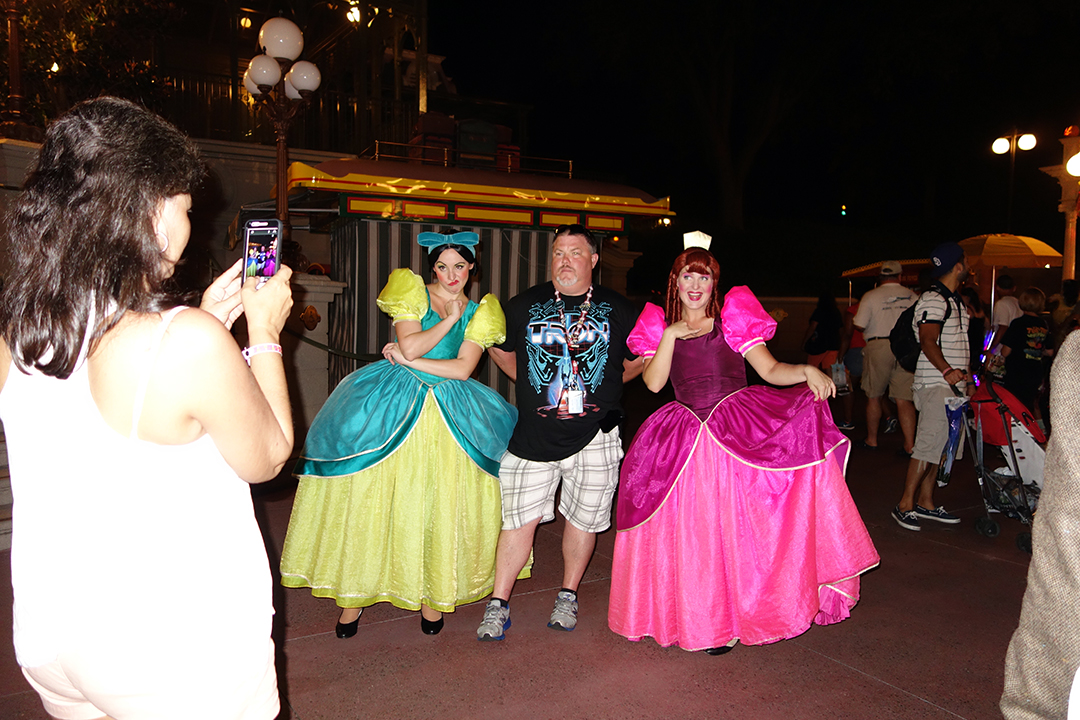 When there's no lines, don't be shy about jumping up next for the photo. It's the old "atmosphere" way that some bloggers love so dearly because they like to pass by and take a photo OF the character, but don't realize the hassle of taking a photo WITH the character.