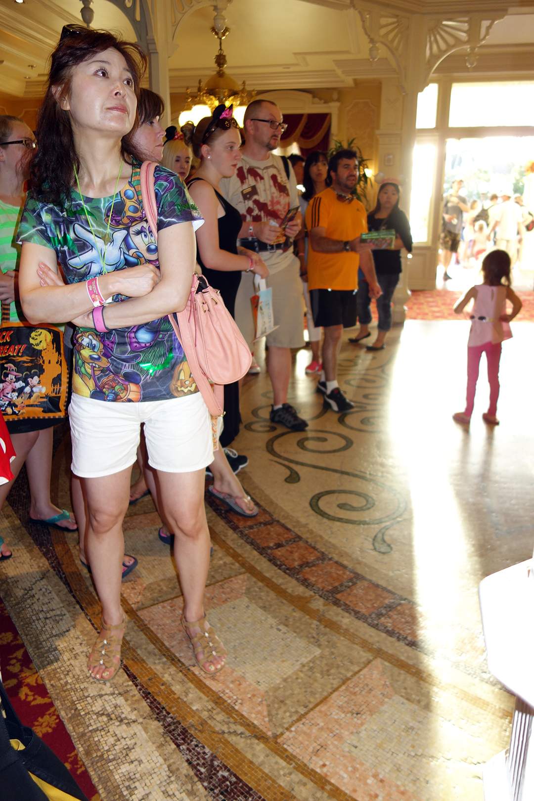 Almost no one in line for Mickey at 6:56 PM. CMs were hinting that Talking Mickey might be here, but he wasn't!