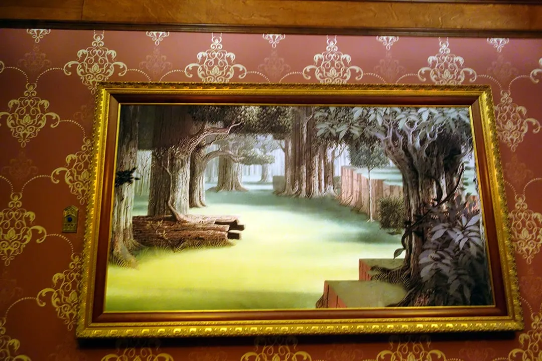 Artwork in the inner queue.