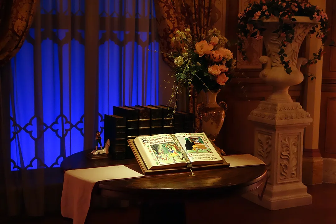 Each room features the story of Snow White in German. It's an Imagineer tribute to the former Scary Adventures ride.
