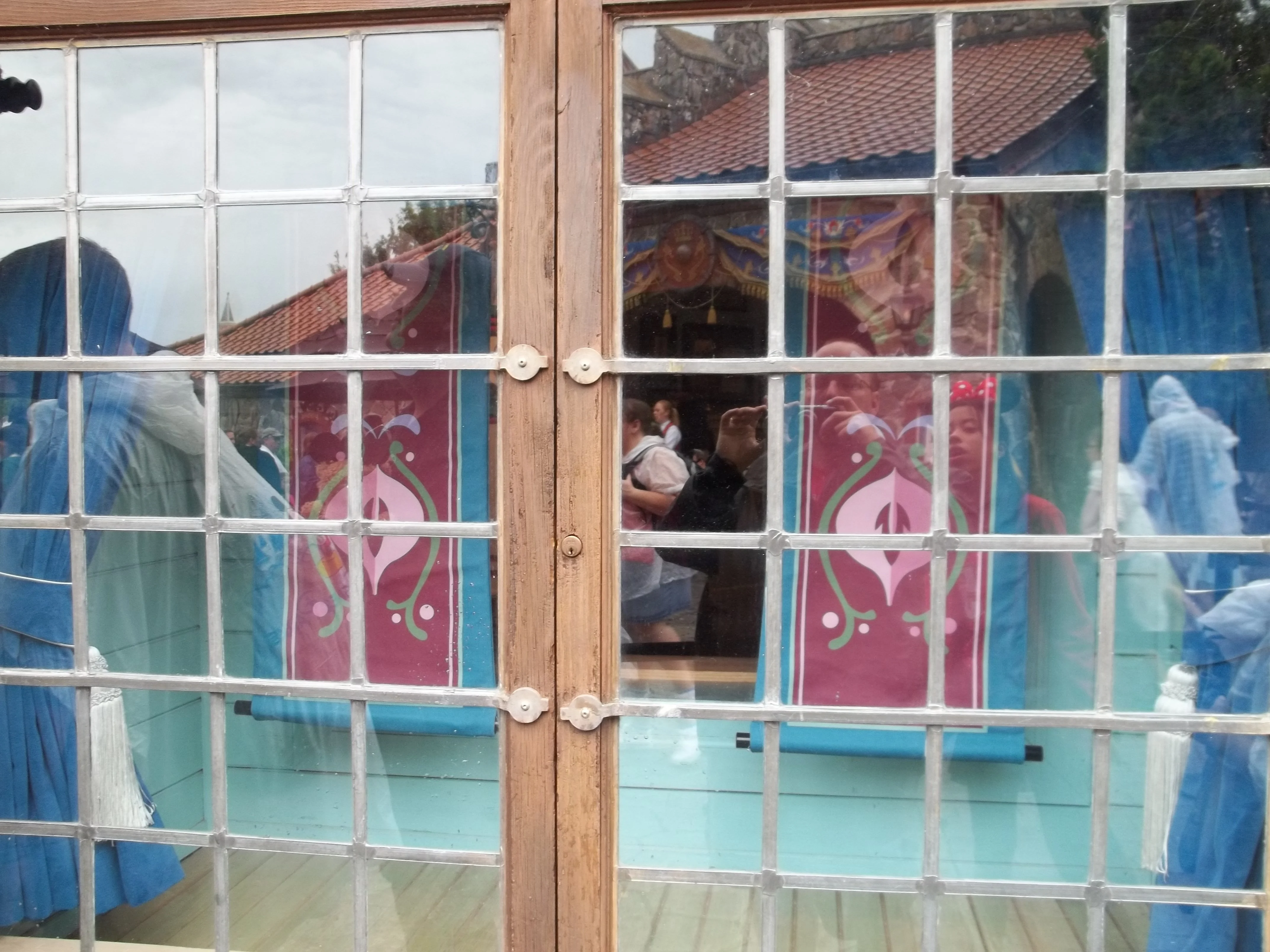 Anna and Elsa Frozen Meet in Epcot Norway