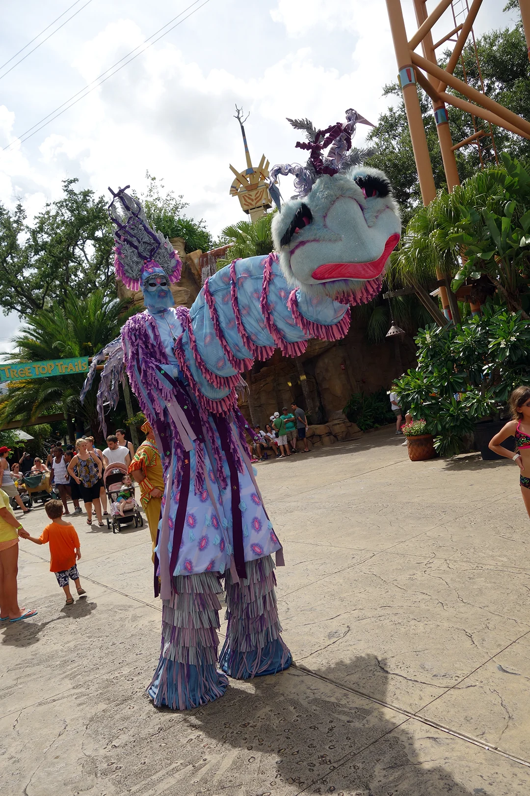 Busch Gardens Tampa Stiltwaker Character (4)