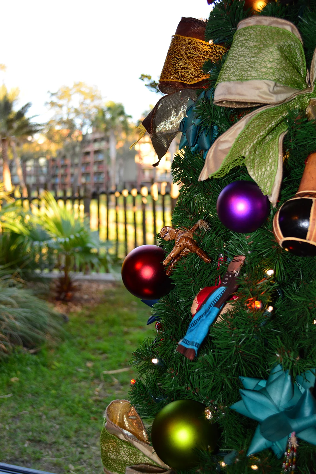 Animal Kingdom Lodge Kidani Christmas Characters and Christmas Decor (10)