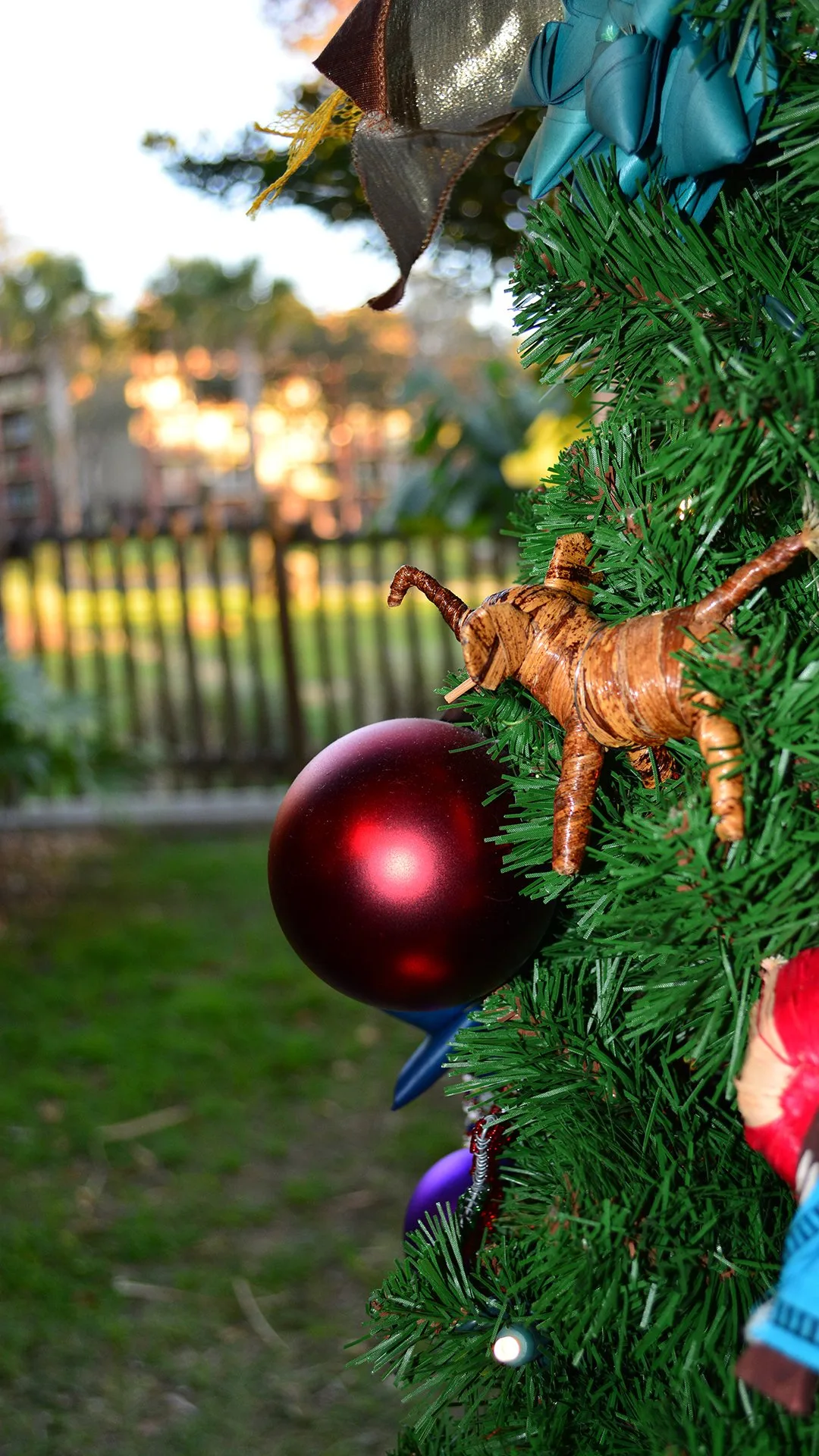 Animal Kingdom Lodge Kidani Christmas Characters and Christmas Decor (13)