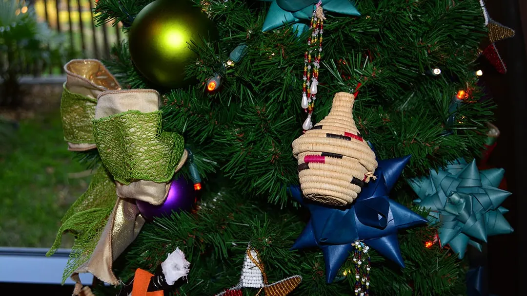 Animal Kingdom Lodge Kidani Christmas Characters and Christmas Decor (14)