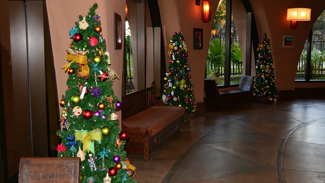Animal Kingdom Lodge Kidani Christmas Characters and Christmas Decor (15)