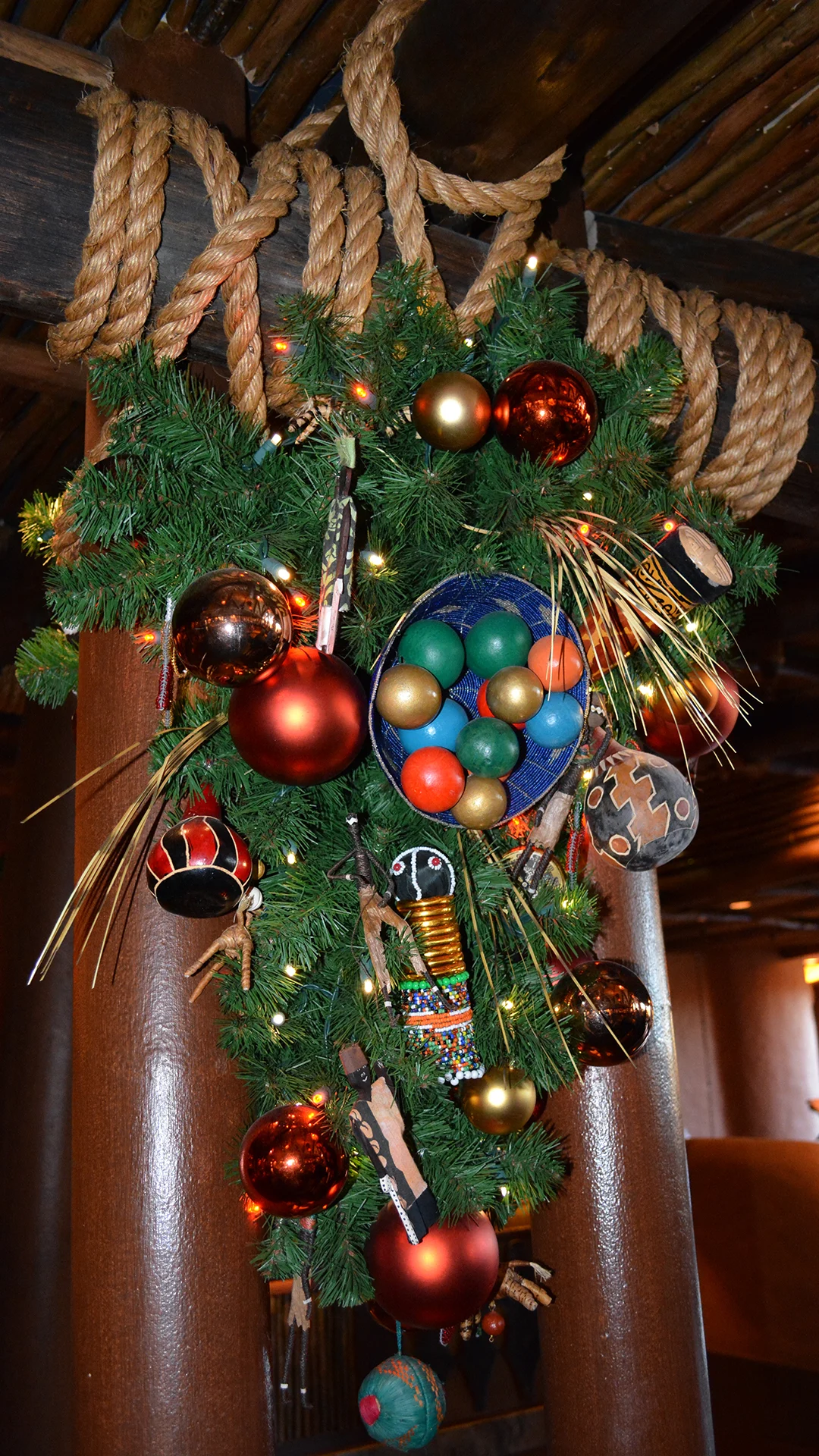 Animal Kingdom Lodge Kidani Christmas Characters and Christmas Decor (2)
