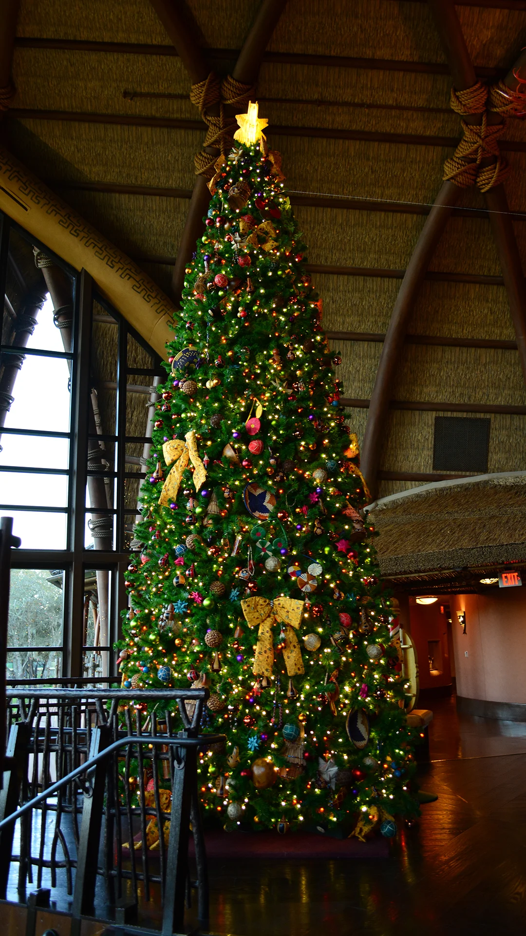 Animal Kingdom Lodge Kidani Christmas Characters and Christmas Decor (20)